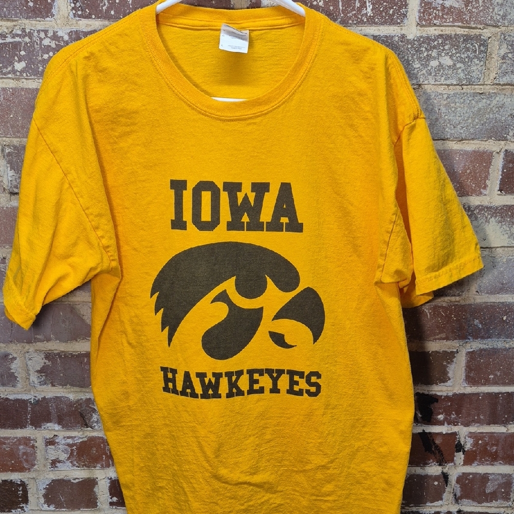Iowa Hawkeyes Yellow T-shirt Large men's